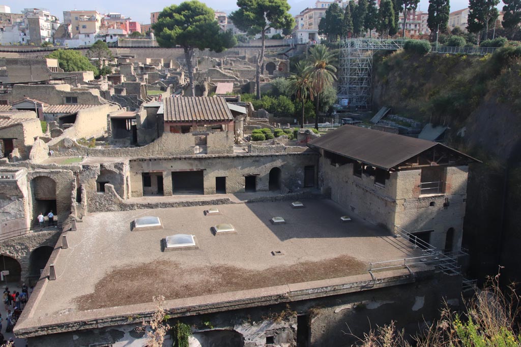 Ins. Or. I.1a, Herculaneum. October 2023. 
Looking north from access roadway across the roof of the Suburban Baths towards the lower terrace with rooms opening onto it.
The upper rooms are now part of Ins. Or. I,1. On the right is a room belonging to Ins. Or. I.2, House of Telephus Relief. Photo courtesy of Klaus Heese.
