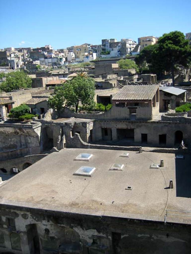 Ins. Orientalis I, 1a, Herculaneum, June 2011. Looking north from access roadway.
Photo courtesy of Sera Baker.
The roof of the Suburban Baths can be seen, lower centre.
Above the roof is the terrace with rooms opening onto it, which now form the House of M. Pilius Primigenius Granianus.
The upper rooms above the terrace are now part of the House of the Gem.
