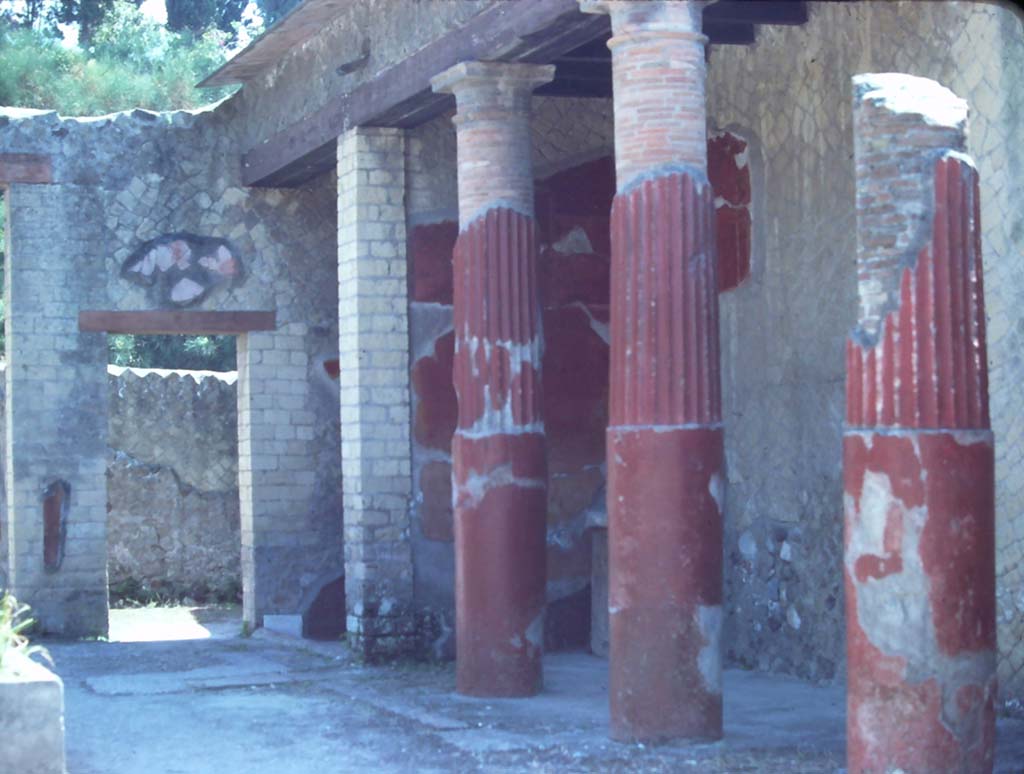 Ins. Orientalis I, 2, Herculaneum. 7th August 1976. 
Looking east along south side of atrium towards doorway to cubiculum in south-east corner.
Photo courtesy of Rick Bauer, from Dr George Fay’s slides collection.

