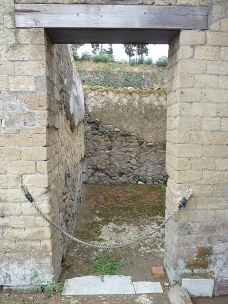Ins. Orientalis I, 2, Herculaneum, September 2015. Doorway to cubiculum in south-east corner of atrium, looking east. 
