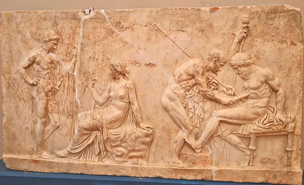 Ins. Orientalis I, 2, Herculaneum, October 2023. Marble relief of Achilles and Telephus. Photo courtesy of Giuseppe Ciaramella. 
On display in “L’altra MANN” exhibition, October 2023, at Naples Archaeological Museum.
