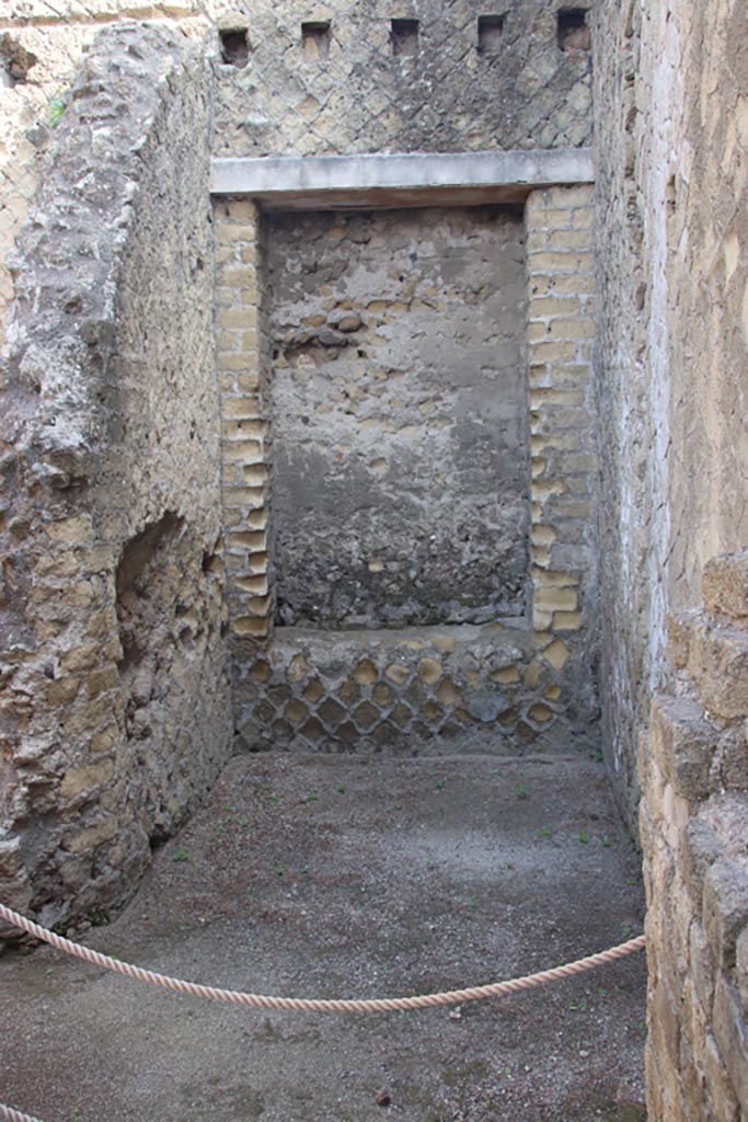Ins. Or. II, 1a, Herculaneum. October 2023. 
Room b, looking towards north wall of vestibule. Photo courtesy of Klaus Heese.
