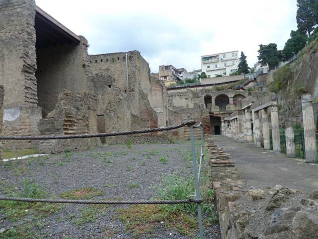 Ins. Orientalis II.4, Herculaneum, September 2015. Looking north to rear of Ins. Or. II, on left.
The decorated walls in the photos below, belong to the large room on the left, described as Room A.


 
