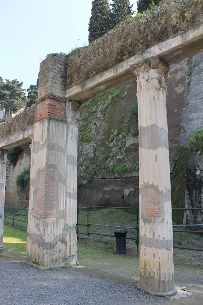 Ins. Orientalis II.4, Herculaneum, March 2014. Detail of columns on west portico.
Foto Annette Haug, ERC Grant 681269 DÉCOR
