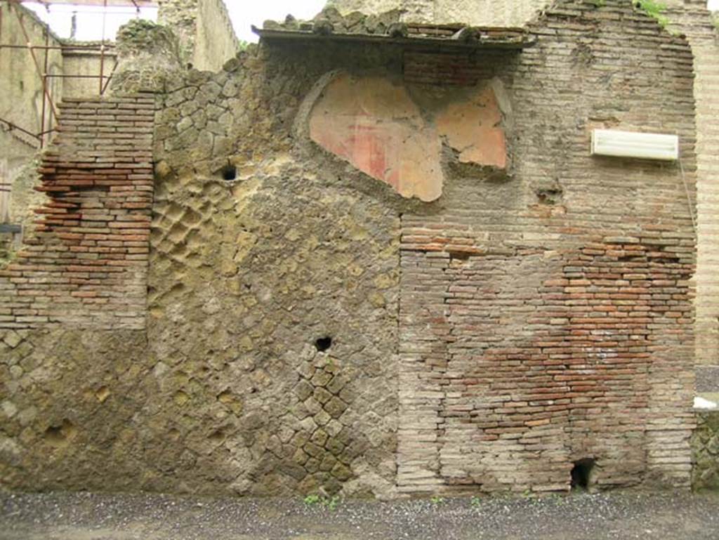 Ins. Or. II.4, Herculaneum, December 2004. 
Looking towards wall on west side of portico with remains of painted decoration.
Photo courtesy of Nicolas Monteix.
