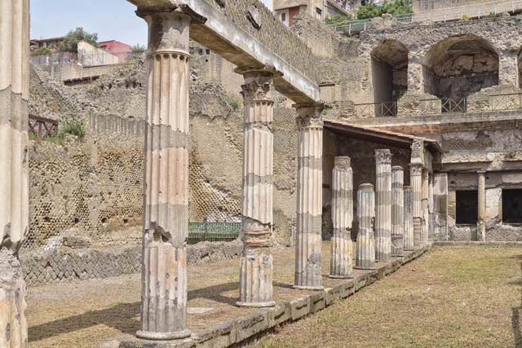 Ins. Orientalis II.4, Herculaneum, April 2018. Looking towards north-west side of portico.
Photo courtesy of Ian Lycett-King. Use is subject to Creative Commons Attribution-NonCommercial License v.4 International.
