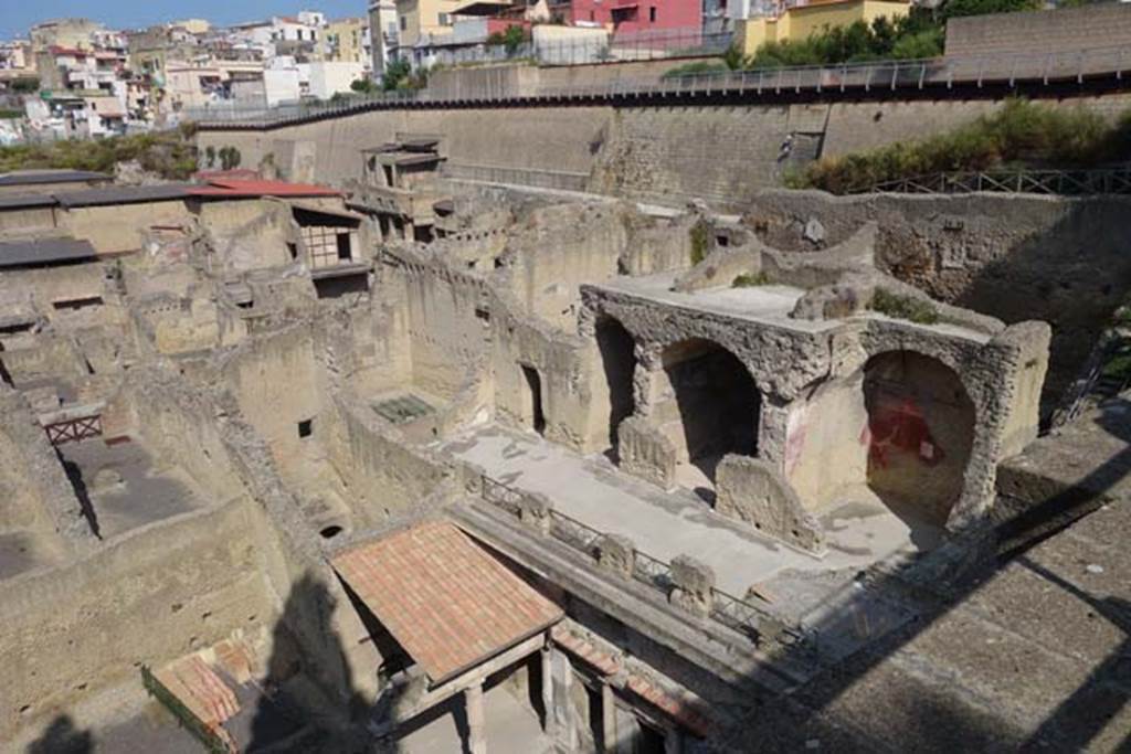 Ins. Orientalis II.4, Herculaneum, October 2014. Looking towards the upper floor loggia at the north end of portico. 
Photo taken from access roadway, looking north-west. Photo courtesy of Michael Binns.
