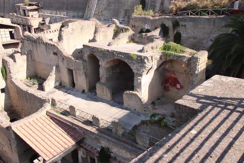Ins. Orientalis II.4, Herculaneum, September 2019. Looking towards the upper floor loggia at the north end of portico. 
Photo taken from access roadway, looking north-west. Photo courtesy of Klaus Heese.
