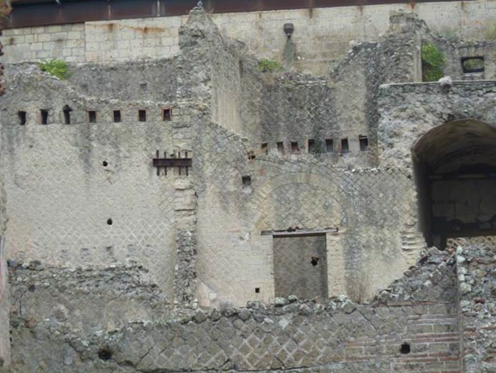 Ins. Orientalis II 4, Herculaneum, September 2015. Detail of north wall, in north-west corner.