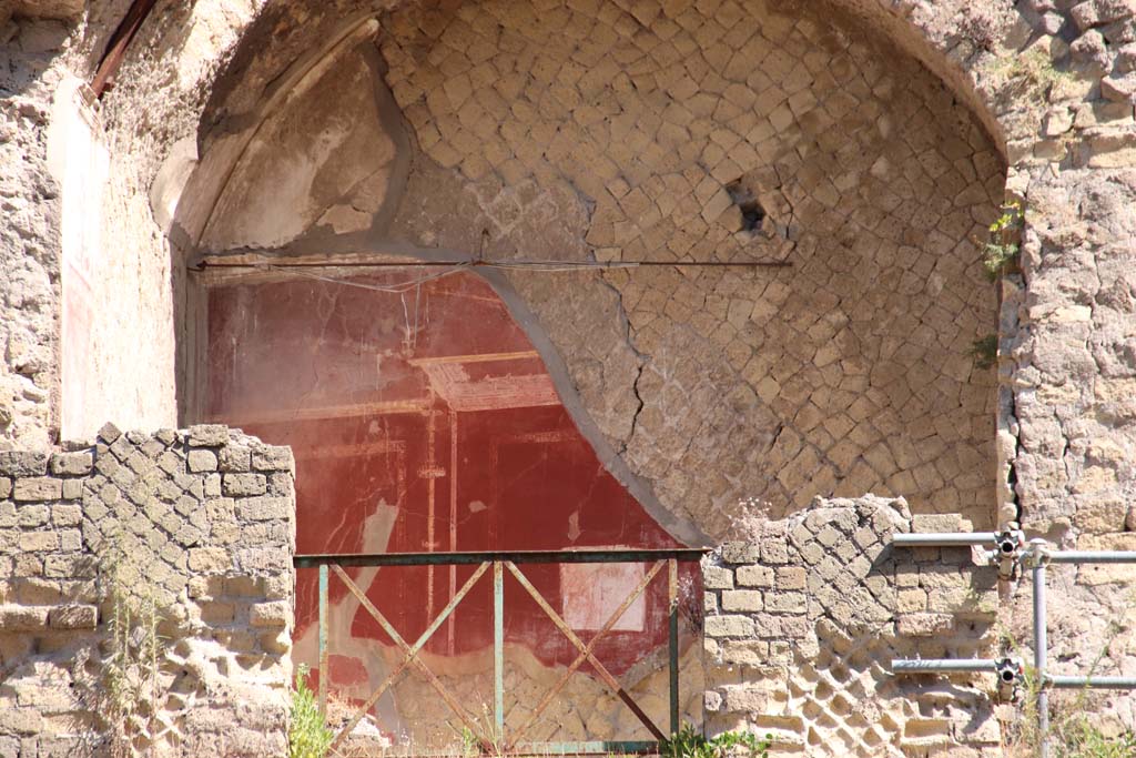 Ins. Orientalis II.4, Herculaneum, September 2019. Detail of decorated north wall of vaulted room on upper terrace.
Photo courtesy of Klaus Heese.

