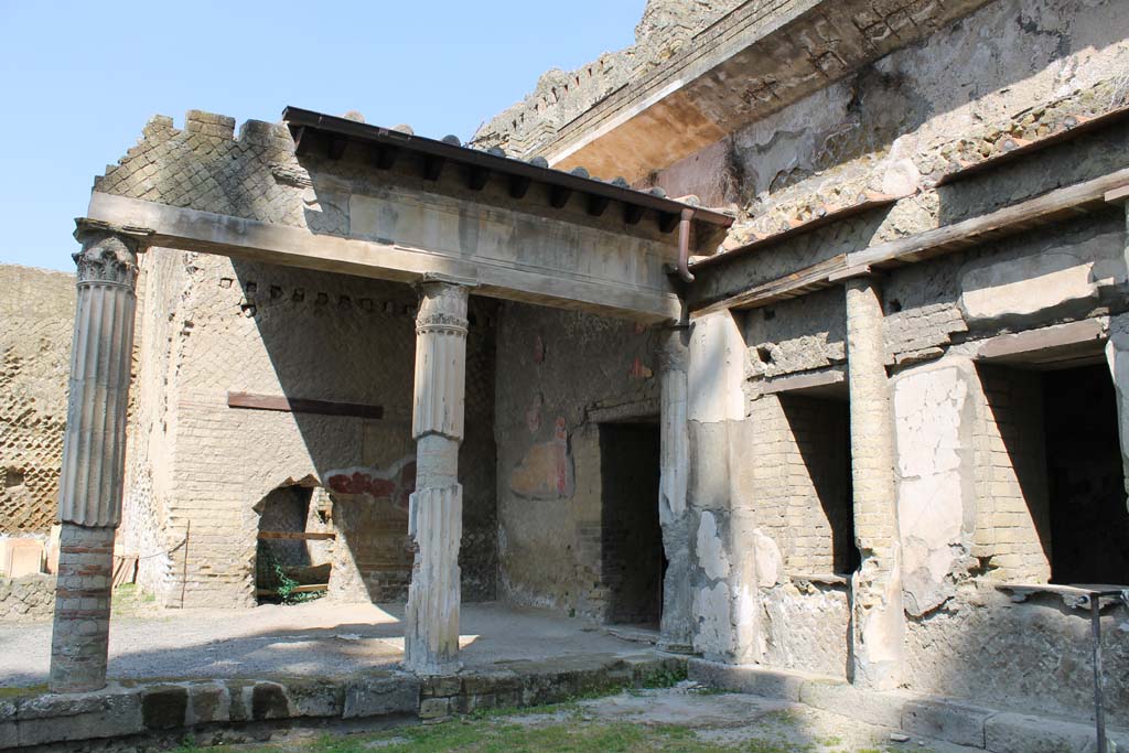 Ins. Orientalis II.4, Herculaneum, March 2014. North-west corner of portico.
Foto Annette Haug, ERC Grant 681269 DÉCOR

