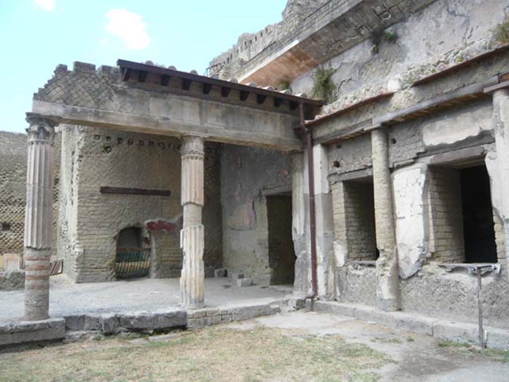 Ins. Orientalis II 4, Herculaneum, August 2013. North-west corner of portico. Photo courtesy of Buzz Ferebee.

