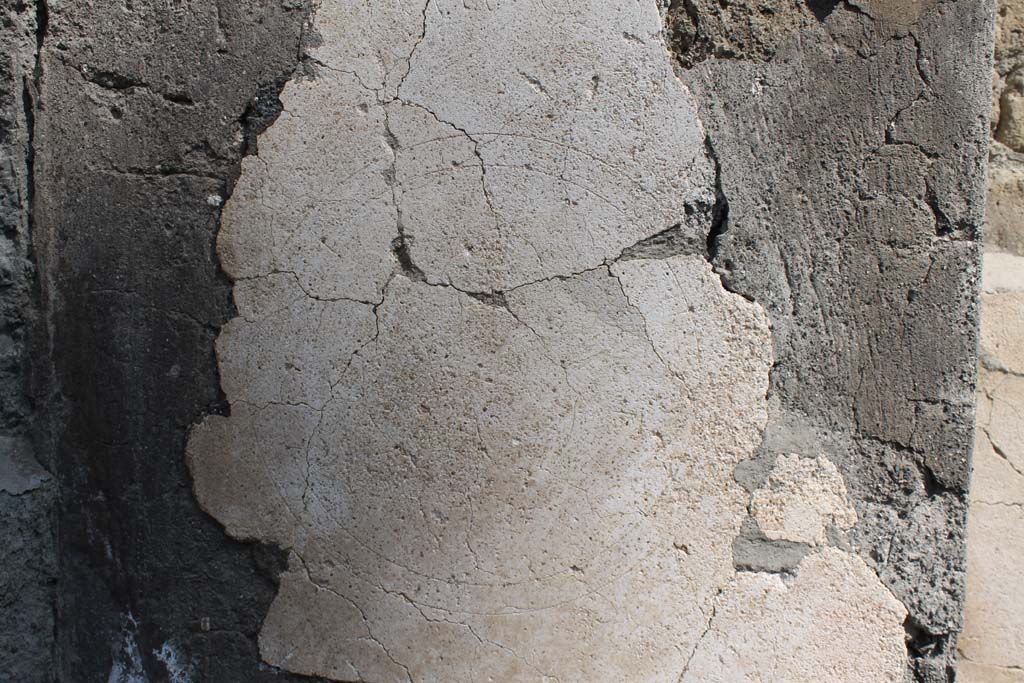 Ins. Orientalis II.4, Herculaneum, March 2014. Detail of circular graffiti on remaining stucco.
Foto Annette Haug, ERC Grant 681269 DÉCOR

