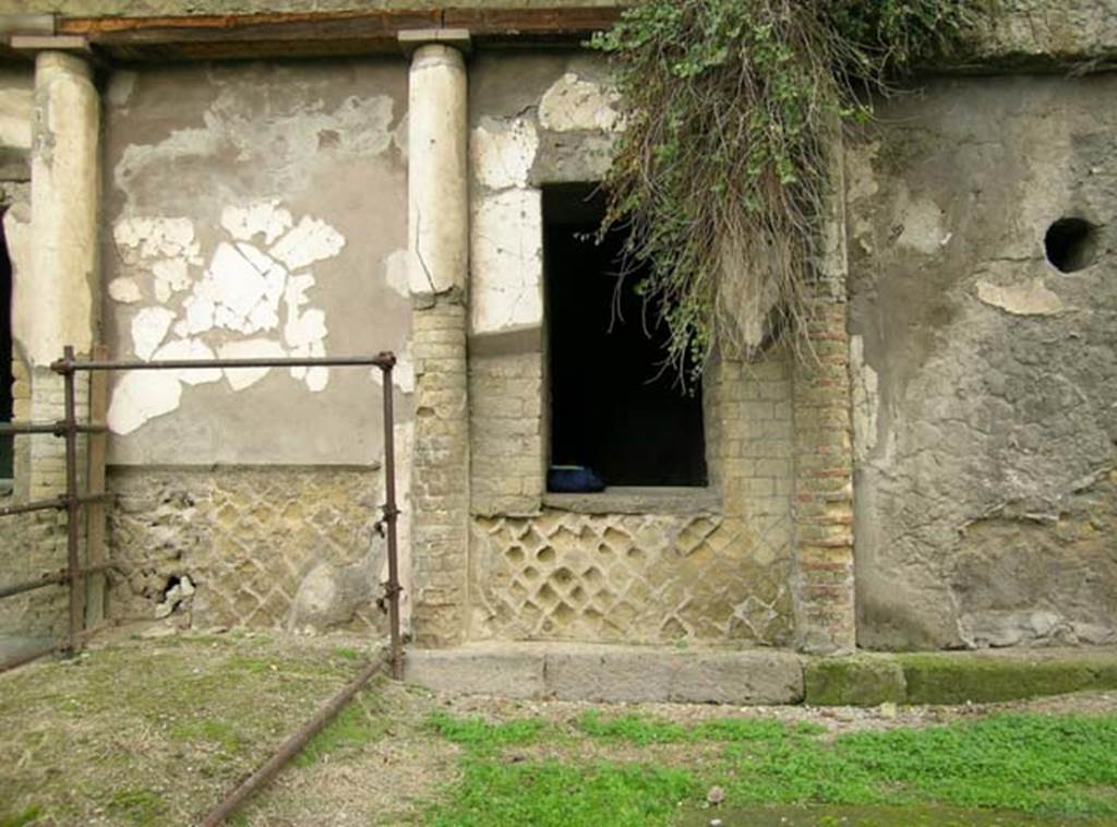 Ins. Orientalis II.4, Herculaneum, December 2004. Exterior rectified north wall at west end of lower portico. 
Photo courtesy of Nicolas Monteix.
