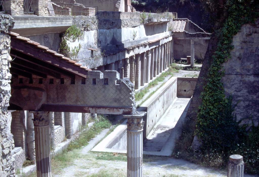 Ins. Or. II. 4, Herculaneum. 7th August 1976. Looking north-east towards cryptoporticus at north end, below the access bridge.
Photo courtesy of Rick Bauer, from Dr George Fay’s slides collection.
