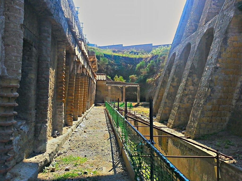 Ins. Orientalis II.4, Herculaneum, photo taken between October 2014 and November 2019. 
Looking south-east along the long rectangular basin on the south side of the cryptoporticus. Photo courtesy of Giuseppe Ciaramella.

