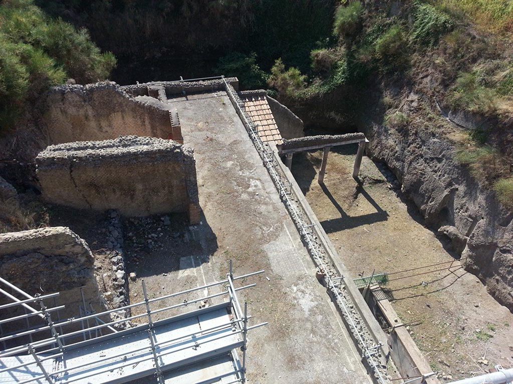 Ins. Orientalis II.4/19, Herculaneum, between October 2014 and November 2019. 
Looking south-east from roadway above. Photo courtesy of Giuseppe Ciaramella.


