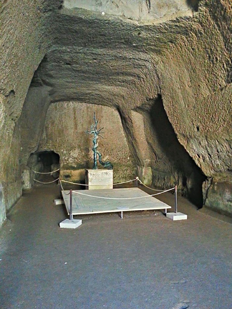 Ins. Orientalis II.4, Herculaneum, Between October 2014 and November 2019. 
Looking towards tunnels hewn into the rock, the reproduction copy of the bronze fountain depicting Hydra, together with chunk of mosaic flooring.
Photo courtesy of Giuseppe Ciaramella.
