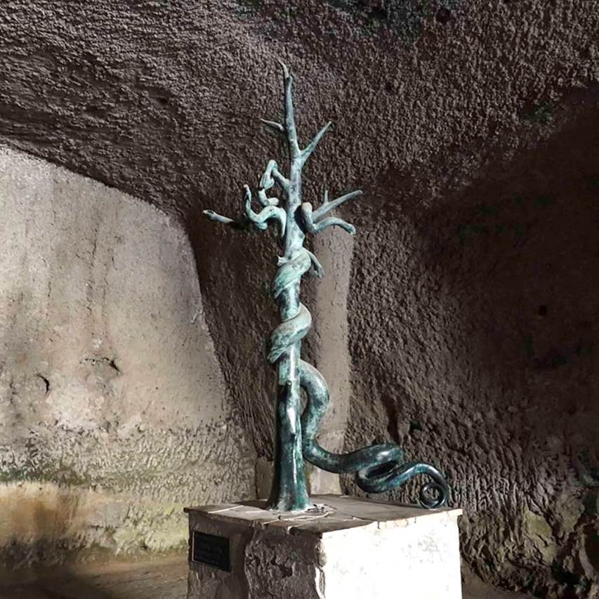 Ins. Orientalis II.4, Herculaneum, August 2021. 
Reproduction of a bronze fountain depicting Hydra, a large many-headed serpent spirally entwined around the trunk of a tree. 
Photo courtesy of Robert Hanson.
