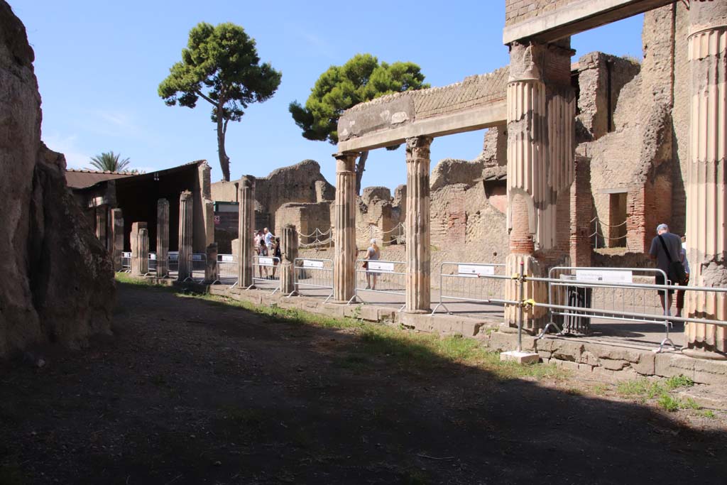 Ins. Orientalis II.4, Herculaneum, September 2019. Looking towards south end of west portico.
Photo courtesy of Klaus Heese.

