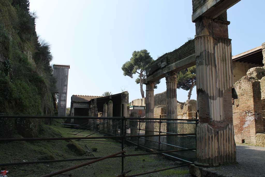 Ins. Orientalis II.4, Herculaneum, March 2014. Looking towards south end of west portico.
Foto Annette Haug, ERC Grant 681269 DÉCOR

