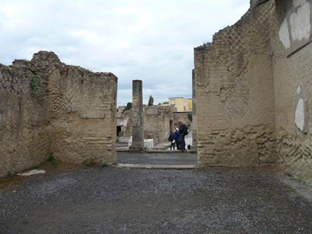 Ins. Orientalis II.4, Herculaneum, September 2015. Looking west across large entrance hall towards vestibule, and exit.