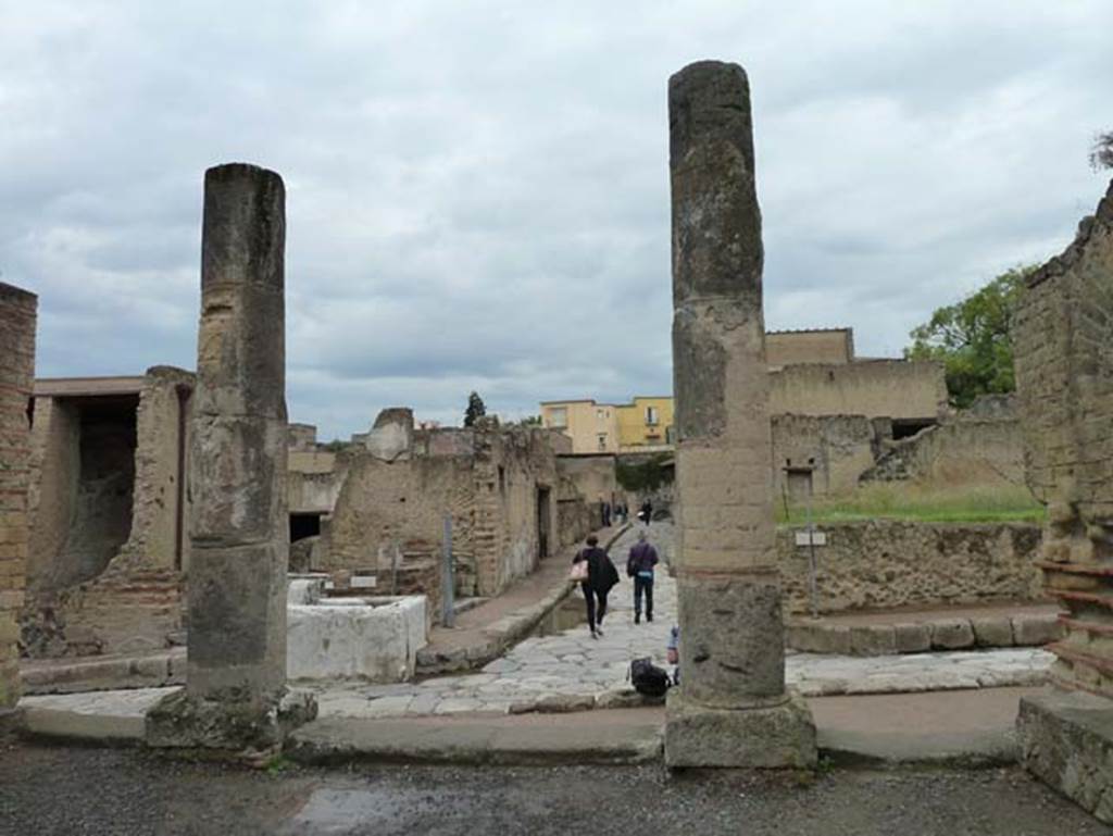 Ins. Orientalis II 4, Herculaneum, September 2015. Exit from palaestra onto Cardo V.
Looking west along Decumanus Inferiore, ahead.
