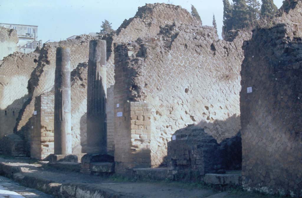 Ins. Orientalis II.4, Herculaneum, 4th December 1971. Looking towards entrance doorway on east side of Cardo V.
Photo courtesy of Rick Bauer, from Dr George Fay’s slides collection.
