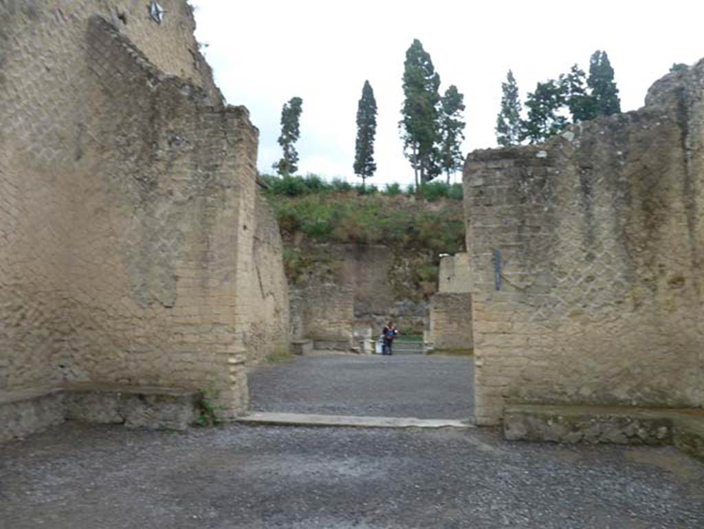 Ins. Orientalis II 4, Herculaneum, September 2015.Looking east from entrance doorway.