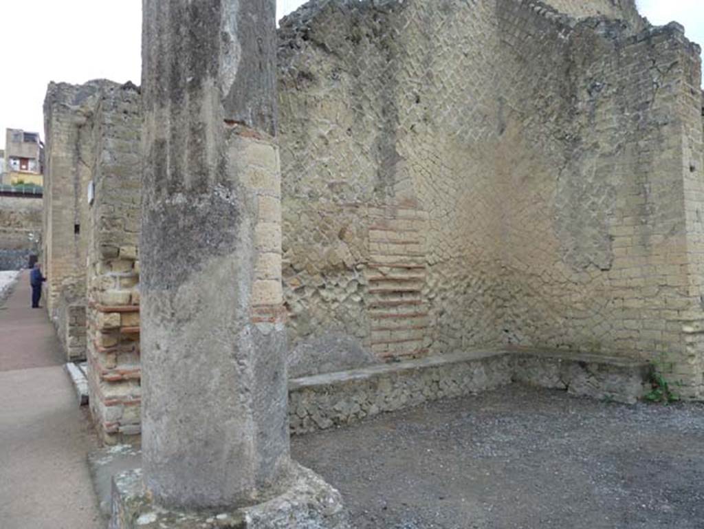 Ins. Orientalis II 4, Herculaneum, September 2015. North side from entrance doorway.
