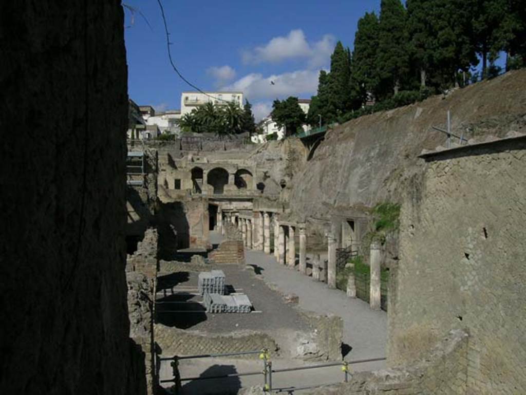 Ins. Orientalis II.4, Herculaneum, May 2006. Looking north along west portico, from south end.
Photo courtesy of Nicolas Monteix.
