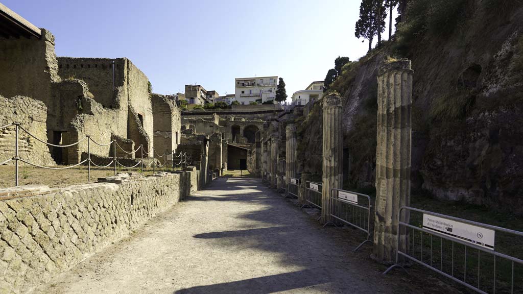 Ins. Orientalis II.4, Herculaneum, August 2021. Looking north across west portico. Photo courtesy of Robert Hanson.