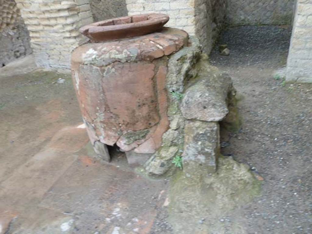 Ins. Orientalis II.5, Herculaneum. September 2015. Dolium cemented to a stove/furnace.