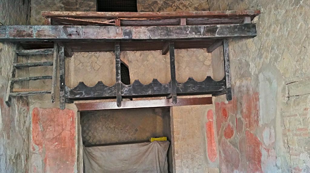 Ins. Orientalis II.9, Herculaneum. Photo taken between October 2014 and November 2019. 
Detail of supporting wooden scaffold. Photo courtesy of Giuseppe Ciaramella.
