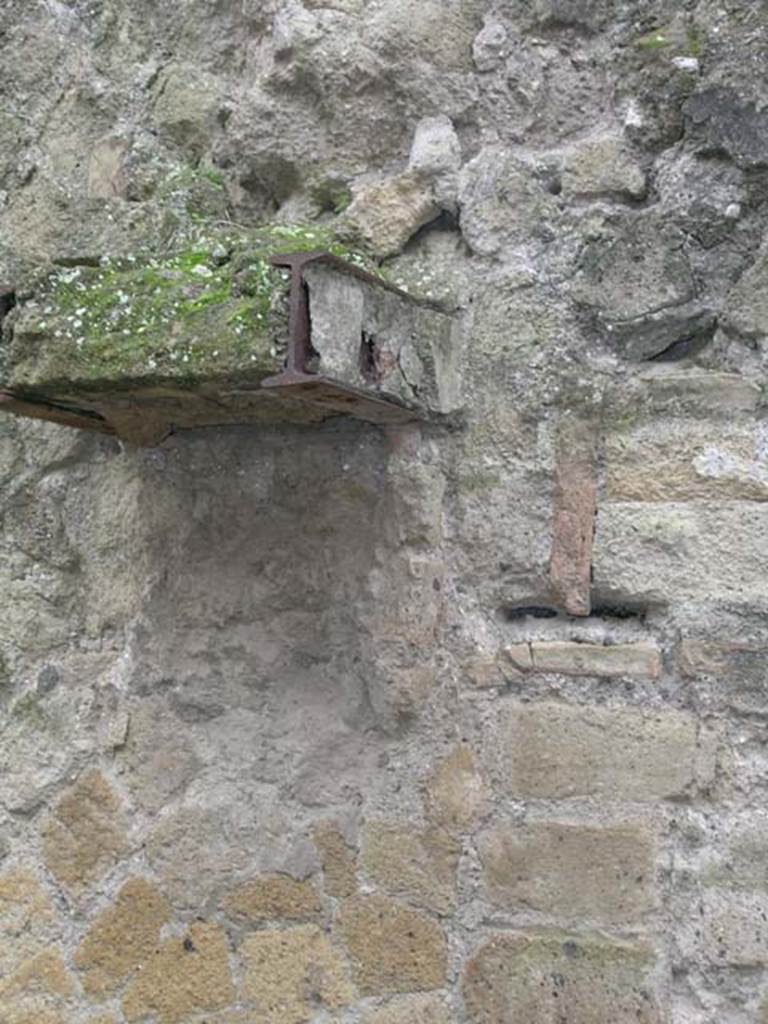 Ins Or II. 13, Herculaneum. December 2004. 
Detail of possible remains of a doorway support sticking out from south wall,
Photo courtesy of Nicolas Monteix.
