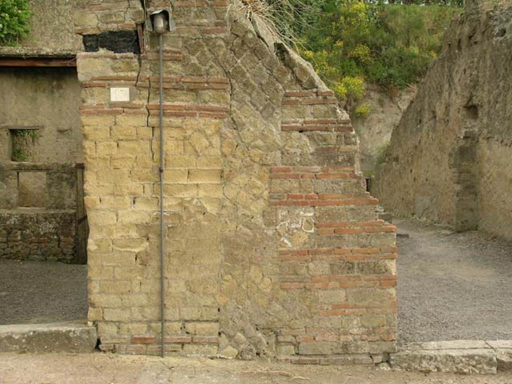 Ins Or II, 15, Herculaneum. June 2005. Exterior facade on south side of entrance doorway, with Ins.Or.II,14, on right.   
Photo courtesy of Nicolas Monteix.
