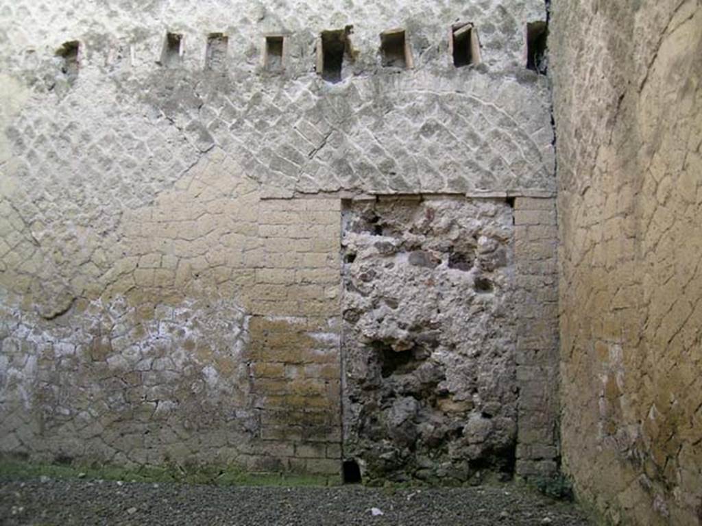 Ins Or II, 18, Herculaneum. May 2004. Rear room, south-east corner with bricked up doorway in east wall.
At one time this doorway would have led through to one of the rooms of the loggia of the Palaestra.
Photo courtesy of Nicolas Monteix.


