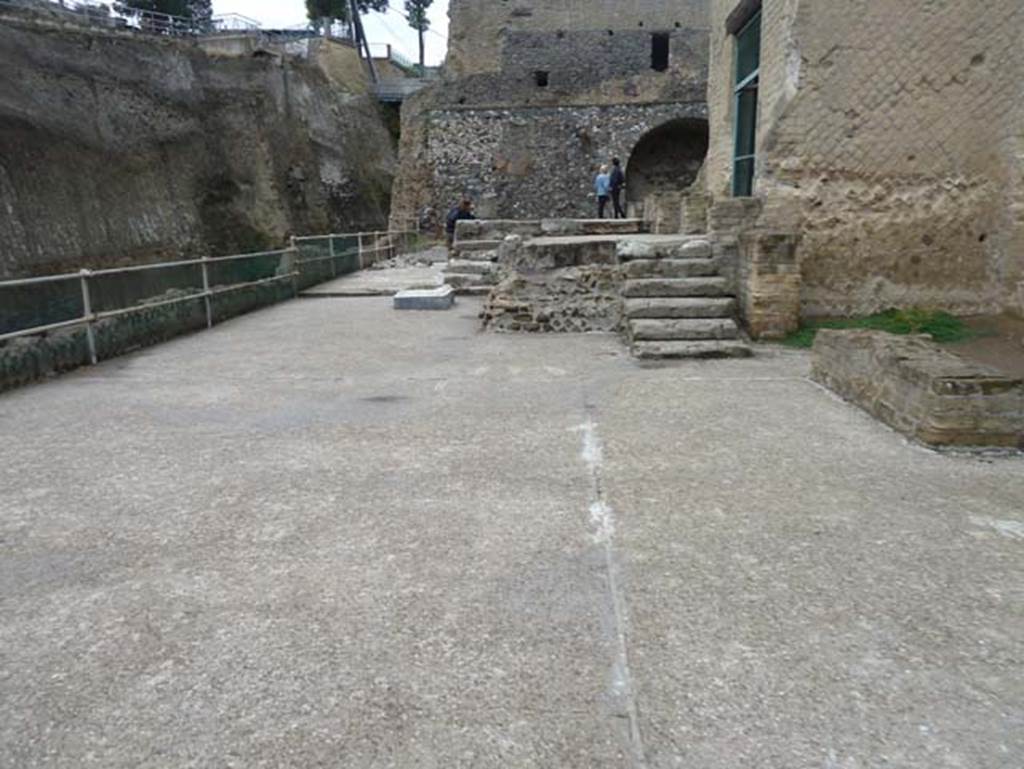 Herculaneum, September 2015. Sacred Area terrace, looking west towards the steps up to the shrine of Venus .