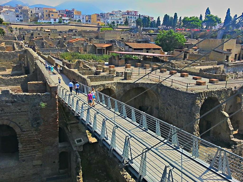 Herculaneum, photo taken between October 2014 and November 2019. 
Looking north across access bridge towards Cardo III, with Ins. II on left, and Ins. III on right. Photo courtesy of Giuseppe Ciaramella.
