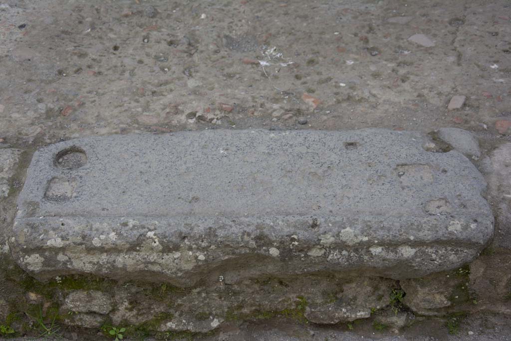 Herculaneum. March 2019. Cardo III, detail of pavement edging on south side of III.4.
Foto Annette Haug, ERC Grant 681269 DÉCOR.
