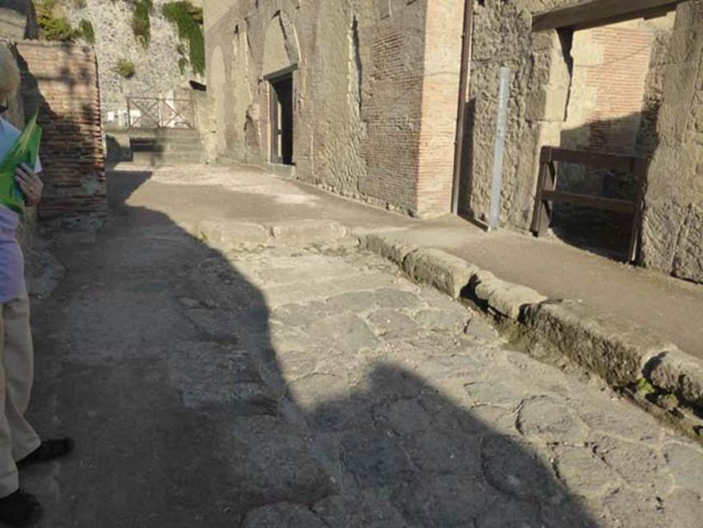 Cardo III Superiore, Herculaneum. September 2015. Northern end, looking north-east.