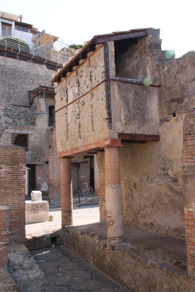 Cardo IV, Herculaneum. September 2021. 
Looking towards the east side at north end, and onto Decumanus Maximus. Photo courtesy of Klaus Heese.
