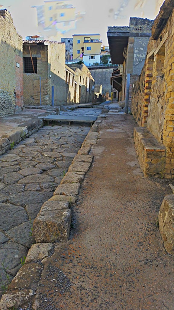 Cardo IV Inferiore, Herculaneum. Photo taken between October 2014 and November 2019. 
Looking north towards junction with Decumanus Inferiore.
Photo courtesy of Giuseppe Ciaramella.
