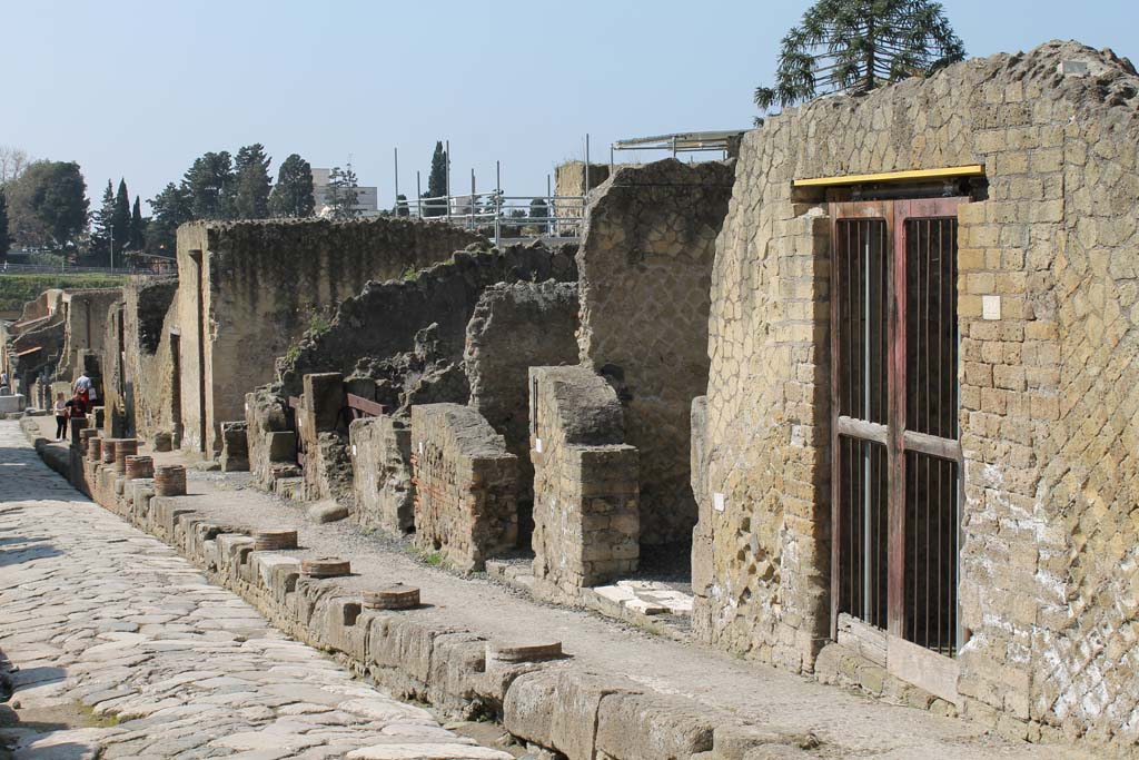 Cardo V, Herculaneum. March 2014. Looking south along west side of roadway, from V.22, on right.  
Foto Annette Haug, ERC Grant 681269 DÉCOR.

