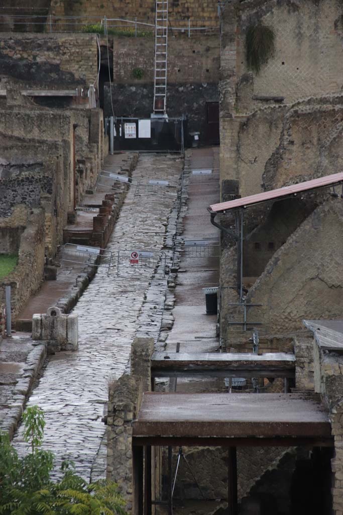 Cardo V, Herculaneum, October 2020, in the year of the pandemic.
Looking north towards the fountain at the junction with Decumanus Inferiore, near IV.15/16.
Photo courtesy of Klaus Heese.
