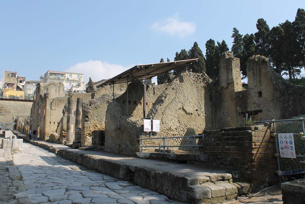 Cardo V, Herculaneum. March 2014. Looking north along east side of roadway from Ins. Orientalis II.1, on right.
Foto Annette Haug, ERC Grant 681269 DÉCOR

