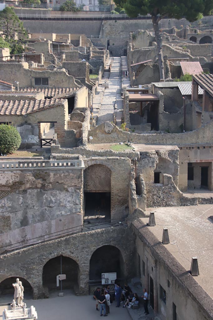 Cardo V, Herculaneum. October 2023.
Looking north from access roadway towards vaulted ramp, in centre, towards Cardo V. 
Photo courtesy of Klaus Heese.

