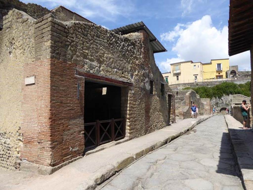 Decumanus Inferiore, Herculaneum, September 2015. Looking west from junction with Cardo IV and III.10, on left
Photo courtesy of Michael Binns. 
