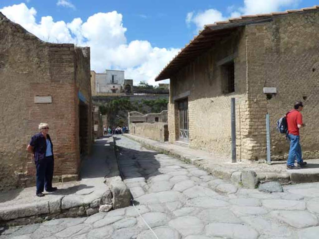 Decumanus Inferiore, Herculaneum. May 2010. Looking west from crossroads with Cardo IV, Inferiore and Superiore. 
201005%20Card%2007%20408