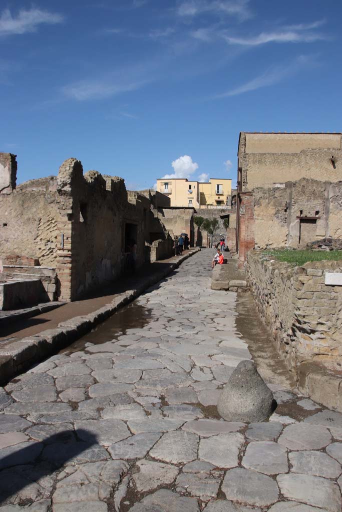 Decumanus Inferiore, Herculaneum, October 2020.  
Looking west from near junction with Cardo V. Photo courtesy of Klaus Heese.
